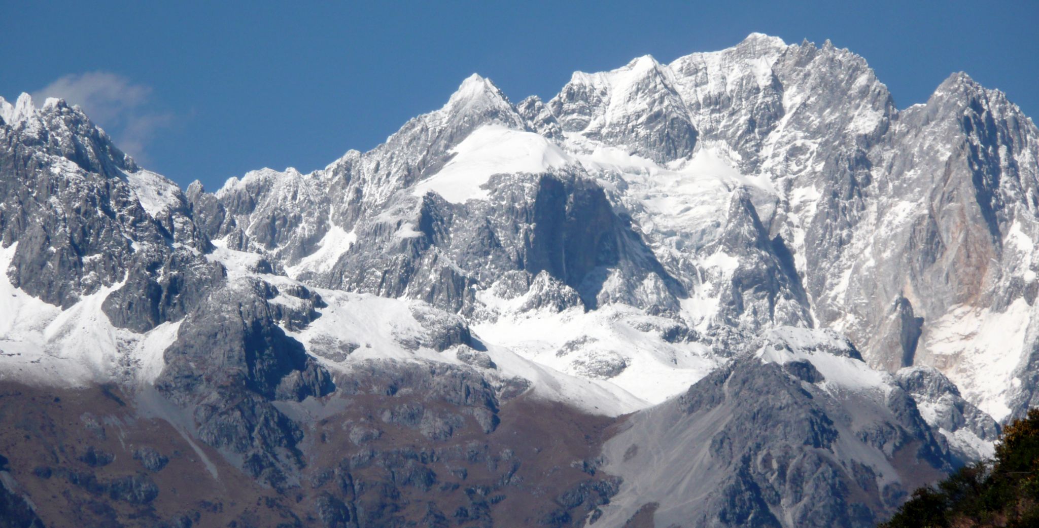 Jade Dragon Snow Mountain ( Yulong Xueshan ) from Yak Meadows