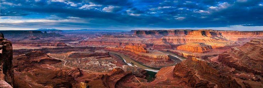 Horseshoe Bend in Colorado River from Dead Horse Point on " Island in the Sky "