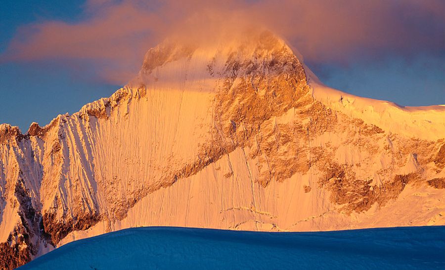 Huandoy ( 6360m, 20,870ft ) in the Cordillera Blanca