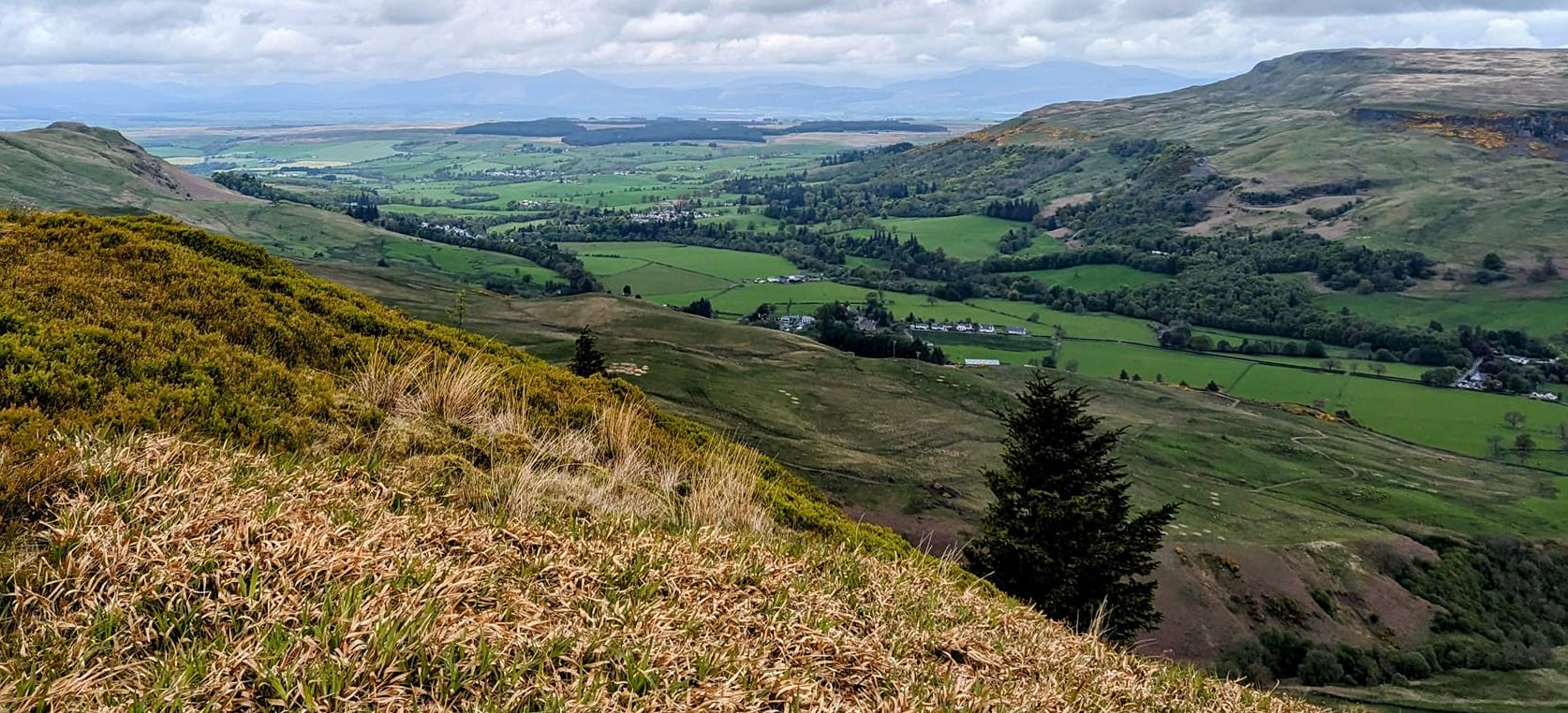 Stronend from Dungoil in the Campsie Fells