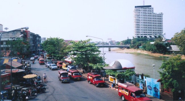 Market and Mae Nam Ping in Chiang Mai in northern Thailand